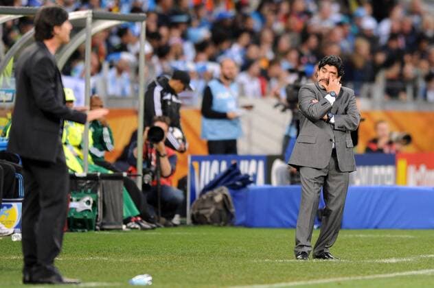 Diego MARADONA (ARG),Trainer ,ganze Figur,ratlos,Enttaeuschung,Frust,enttaeuscht,frustriert,niedergeschlagen.Li:Bundestrainer Joachim LOEW (GER). Argentinien (ARG)-Deutschland (GER). Viertelfinale,Round of 8,Fifa World Cup 2010,03.07.2010. o0 Nationaltrainer Trainer