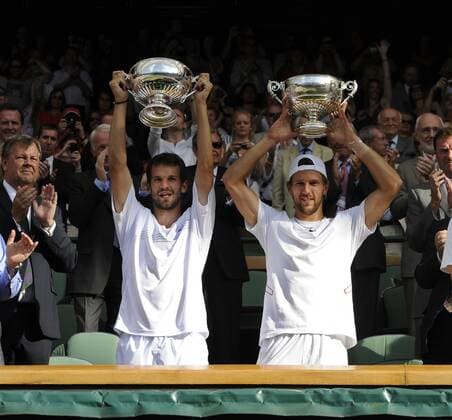 Jürgen Melzer (Österreich, R) und Philipp Petzschner (Deutschland) gewinnen das Herren Doppel Finale bei den All England Championships 2010