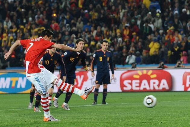Viertelfinale WM 2010 - Paraguay (rote Streifen) - Spanien (blau) 0:1 - Elfmeter: Oscar Cardozo  o0 Werbebande Bande Werbung Sponsor Wirtschaft Seara
