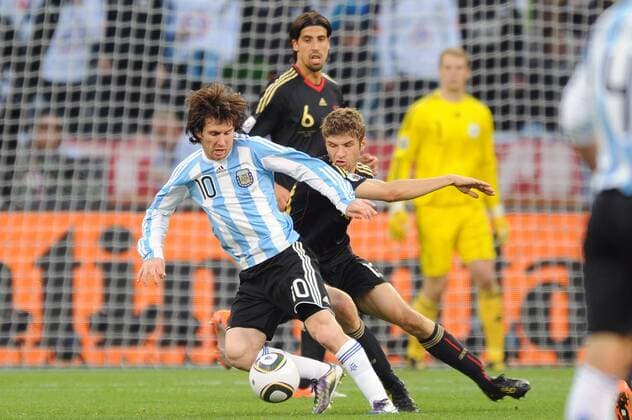 Lionel MESSI (ARG, L) ,Aktion,Zweikampf gegen Thomas MUELLER (GER)-hi:Sami KHEDIRA (GER), Argentinien - Deutschland