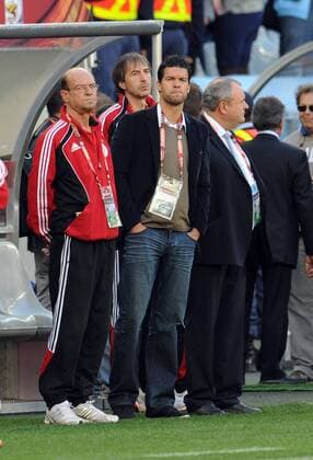 ARGENTINIEN - DEUTSCHLAND Michael BALLACK (Deutschland) beobachtet von der Seitenlinie o0 skeptisch