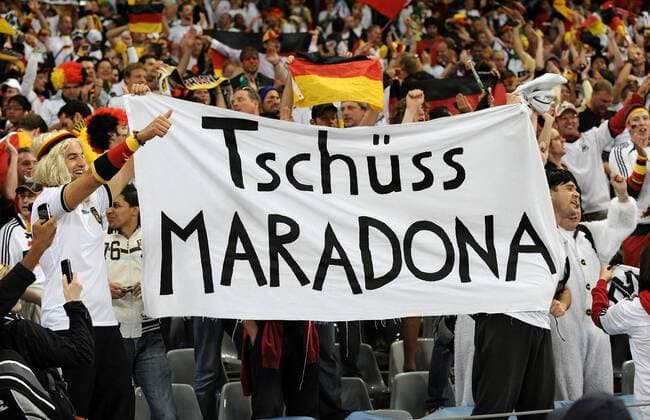 Deutsche Fans verabschieden Nationaltrainer Diego Armando MARADONA (ARG) mit einen Banner mit der Aufschrift TSCHUESS MARADONA o0 Trainer Schriftzug