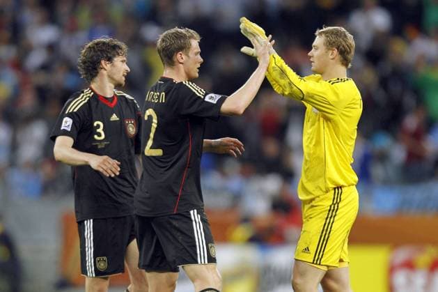 03.07.2010, Fussball Weltmeisterschaft 2010, VIERTELFINALE, ARGENTINIEN - DEUTSCHLAND 0:4, Jubel Deutschland, v.re. Torhüter Manuel Neuer, Marcell Jansen und Arne Friedrich -  o0 Jubel, Freude