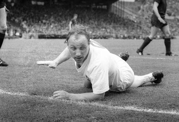 Uwe Seeler (HSV) am Boden Fußball Herren DFB Pokal Finale 1966 1967, Pokalspiel, Pokalfinale, FC Bayern München - Hamburger SV 4:0, Hamburg Einzelbild Stuttgart