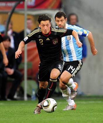Viertelfinale, Argentinien - Deutschland im Green-Point-Stadion Kapstadt, Mesut Özil (li, Deutschland) gegen Javier Mascherano (Argentinien) - 