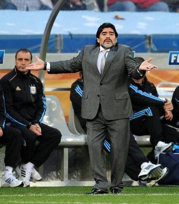 Viertelfinale, Argentinien - Deutschland im Green-Point-Stadion Kapstadt, Trainer Diego Maradona (Argentinien) steht ratlos an der Seitenlinie - 