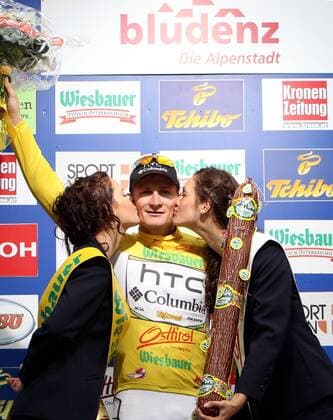 RADSPORT - Österreich Radrundfahrt 2010 BLUDENZ,AUSTRIA,04.JUL.10 - DIVERS, RADSPORT - 62. Internationale Österreich Rundfahrt, 1. Etappe, Dornbirn - Bludenz, Siegerehrung. Bild zeigt den Jubel von Etappensieger Andre Greipel (GER HTC Columbia) und zwei Girls. Keywords: Blumen, Wurst, gelbes Trikot.  o0 Freude Siegerkuss Kuss Hostess