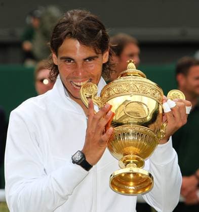 Spain s Rafael Nadal bites the winners trophy after victory in the mens singles final  LON2010070408 o0 Sieg, Sieger Pokal Trophäe Objekte