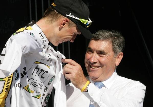 Tour de France 2010 - 1. Etappe - Rotterdam - Brüssel - Eddy Merckx (BEL, rechts) überreicht Tony MARTIN (GER Columbia Htc) das Weisse Trikot