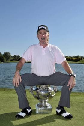 Golf: Open de France Alstom 2010 - 04.07.2010 - Round 4 - Sieger Miguel Angel Jimenez (ESP) sitzt auf seiner Trophäe und genießt den Erfolg mit einer Zigarre --- JBAutissier  o0 kurios Objekte Pokal rauchen