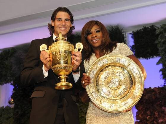 Tennis The Wimbledon Championships 2010 London Rafael Nadal Spain und Serena Williams USA beim jährlichen Championsdinner in einem Londoner Hotel o0 Sieg, Sieger Pokal Trophäe Objekte
