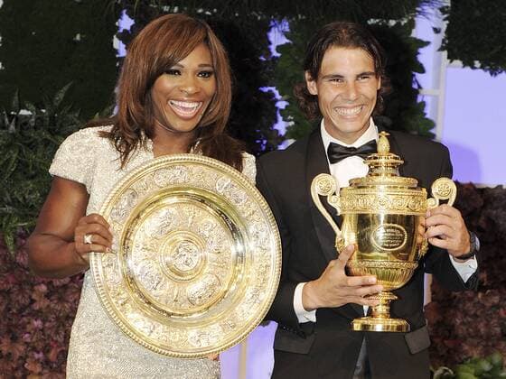 Tennis The Wimbledon Championships 2010 London Rafael Nadal Spain und Serena Williams USA beim jährlichen Championsdinner in einem Londoner Hotel o0 Sieg, Sieger Pokal Trophäe Objekte