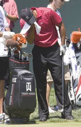 Tiger Woods (USA) dries down with a towel before putting on the 18th green during final round play of the AT and T National at Aronimink Golf Club in Newtown Square, Pennsylvania on July 4, 2010. Tiger finished with a one over par 71.  PHI2010070402 o0 heiß, Hitze, Sommer