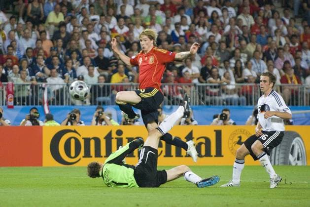 Fernando TORRES (ESP) schiesst das Tor zum 0:1 gegen Torwart Jens LEHMANN li. und Philipp LAHM re. (GER); Aktion, Finale Deutschland (GER) - Spanien (ESP) 0:1, am 29.06.2008 in Wien; Fussball EM 2008
