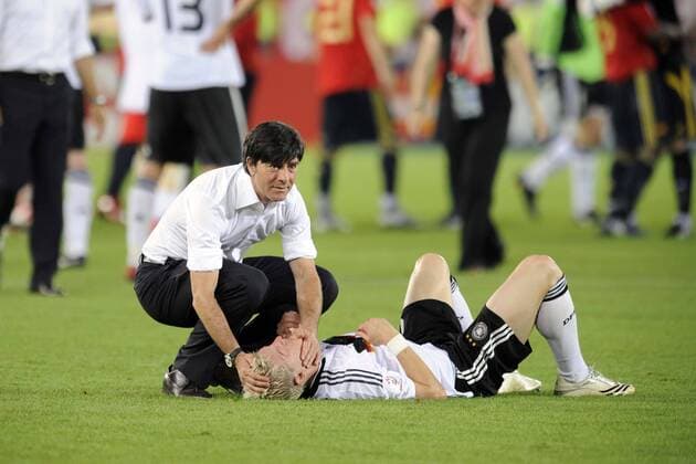 Bundestrainer Joachim LOEW tröstet Bastian SCHWEINSTEIGER (GER),Enttaeuschung,Frust,enttaeuscht,frustriert,niedergeschlagen. Finale, Deutschland (GER) - Spanien (ESP), am 29.06.2008 in Wien Fussball EM 2008 o0 Nationaltrainer, Trainer