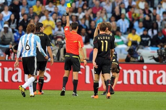 Thomas MUELLER re. Verdeckt (GER) sieht die Gelbe Karte von Schiedsrichter Rawschan Irmatow (Usbekistan) und ist fuer das Halbfinale gesperrt. Argentinien (ARG)-Deutschland (GER). Viertelfinale,Round of 8,Fifa World Cup 2010,03.07.2010. o0 Sperre Gelbsperre