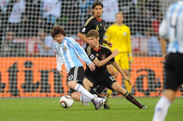 Lionel MESSI li. (ARG) ,Aktion,Zweikampf gegen Thomas MUELLER (GER). Argentinien (ARG)-Deutschland (GER). Viertelfinale,Round of 8,Fifa World Cup 2010,03.07.2010.