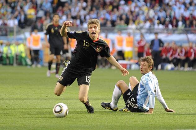Thomas MUELLER li. (GER),Aktion,Zweikampf Foul,Gabriel HEINZE (ARG) . Argentinien (ARG)-Deutschland (GER). Viertelfinale,Round of 8,Fifa World Cup 2010,03.07.2010.