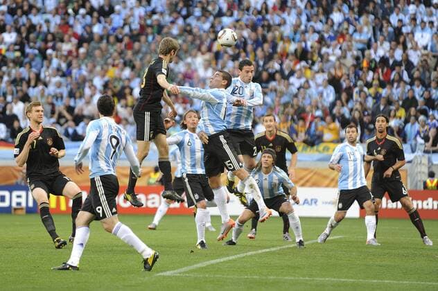 Strafraumszene-v.li:Per MERTESACKER (GER),Gonzalo Higuain (ARG) ,Thomas MUELLER (GER),Gabriel HEINZE (ARG) ,Nicolas OTAMENDI (ARG),Maxi RODRIGUEZ (ARG) Martin DEMICHELIS (ARG) ,Miroslav KLOSE (GER),Javier MASCHERANO (ARG) Sami KHEDIRA (GER),Aktion,Kopfball. Argentinien (ARG)-Deutschland (GER). Viertelfinale,Round of 8,Fifa World Cup 2010,03.07.2010.