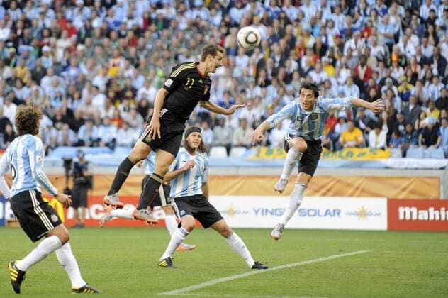 Strafraumszene-Miroslav KLOSE 2.li. (GER),Martin DEMICHELIS 2.re. (ARG), Nicolas BURDISSO re. (ARG) ,Aktion,Kopfball. Argentinien (ARG)-Deutschland (GER). Viertelfinale,Round of 8,Fifa World Cup 2010,03.07.2010.
