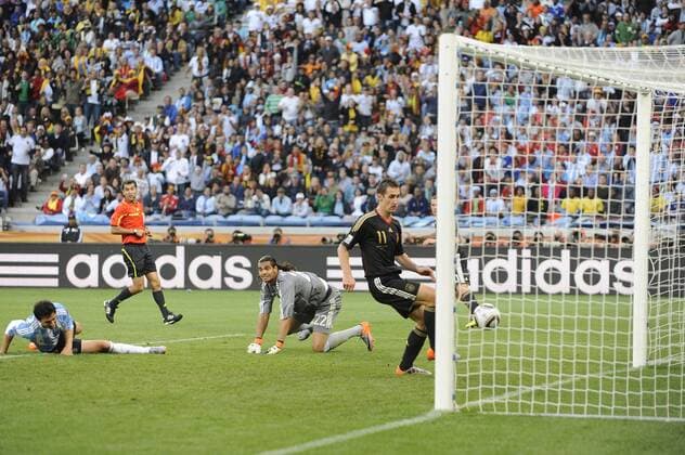 Miroslav KLOSE re. (GER),Aktion,schiesst das Tor zum 2-0 gegen Sergio ROMERO (ARG),Torwart . Argentinien (ARG)-Deutschland (GER). Viertelfinale,Round of 8,Fifa World Cup 2010,03.07.2010.