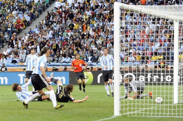 Arne FRIEDRICH Mitte (GER) schiesst das Tor zum 3-0. Argentinien (ARG)-Deutschland (GER). Viertelfinale,Round of 8,Fifa World Cup 2010,03.07.2010.