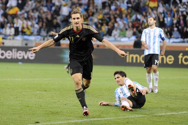 Jubel Miroslav KLOSE (GER) nach Tor ,am Boden:Nicolas BURDISSO (ARG) . Argentinien (ARG)-Deutschland (GER). Viertelfinale,Round of 8,Fifa World Cup 2010,03.07.2010. o0 Jubel Freude Freud und Leid