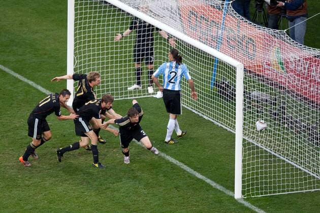 Arne Friedrich (R) of Germnay celebrates his goal with his teammates Thomas Müller, Per Mertesacker, Miroslav Klose, on the other hand Martin Demichelis (ARG) during the 2010 FIFA World Cup QuarterFinal match between Argentina 0-4 Germany at Green Point Stadium in Cape Town.  (56682) o0 Jubel Freude