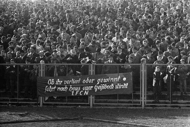 Plakat der Nürnberger Fans gegen den 1. FC Köln: Ob ihr verliert oder gewinnt, fahrt nach haus euer Geißbock stinkt Fußball 1. BL Herren Saison 1967 1968, 1. FC Nürnberg - 1. FC Köln 2:1 Totale Nürnberg Komik,