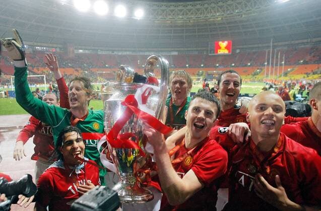 Manchester United team a.k.a. the Red Devils hold up trophy as they celebrate their 6-5 victory in the 2008 UEFA Champions League final, at Luzhniki Stadium, Moscow - In the middle Michael Carrick (ManU) -  604487