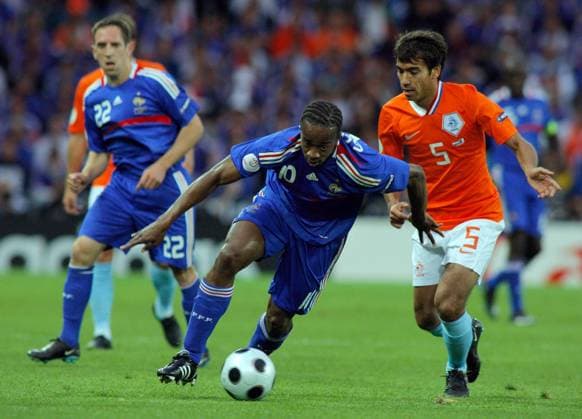 BERNE, France s Franc Ribery (L blue), Sidney Govou, Netherlands Giovanni van Bronckhorst (orange) seen during the match. Netherlands beat France 4-1 to advance to the quarterfinals of Euro 2008.  612317