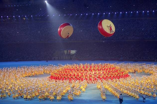 Olympia, Historie, RÃ¼ckblick auf die Sommerspiele 2008 in Peking BEIJING, CHINA. Drummers suspended in the air and dancers wearing yeallow and red colourful clothes perform during the closing ceremony of the 2008 Summer Olympic Games at Bird s Nest (National Stadium) in Beijing, China.  676291