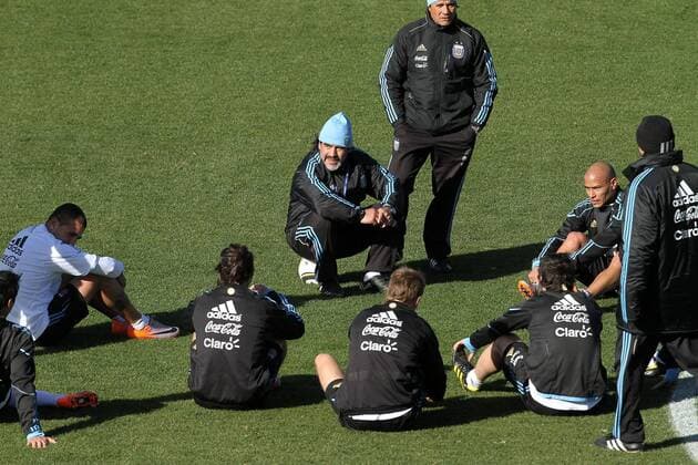 Nationaltrainer Diego Maradona (Argentinien, Mitte) mit seinem Co-Trainer Hector Enrique , xVIxJeroenxPutmansxIVx 129166