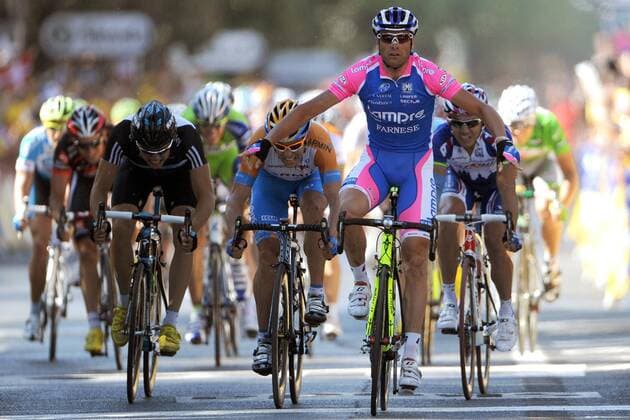 Tour de France 2010, 4. Etappe, Cambrai - Reims: Alessandro Petacchi (ITA) - Lampre - siegt vor Julian Dean (AUS, Mitte) - Garmin Transition -, Edvald Boasson Hagen (NOR, li.) - Sky - und Robbie Mc Ewen (AUS, re.) - Katusha  PhotoNews o0 Etappensieger, Etappensieg Jubel Freude Ziel McEwen