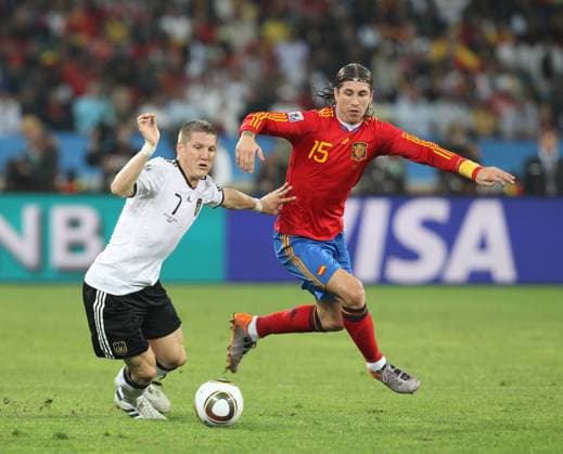 Halbfinale Deutschland (Weiß) vs Spanien (Rot) ,07.07.2010, SMC Moses Mabidha Stadium, Durban: Bastian Schweinsteiger li., Sergio Ramos