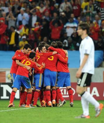 Carles Puyol (C) of Spain celebrates after scoring with team mates Sergio Busquets (L), Pedro Rodriguez (2L) and David Villa (3L) during the 2010 FIFA World Cup Semifinal soccer match between Germany and Spain at Moses Mabhida Stadium on July 7, 2010 in Durban. - ZUMAgh1 o0 Jubel, Freude, Pedrito