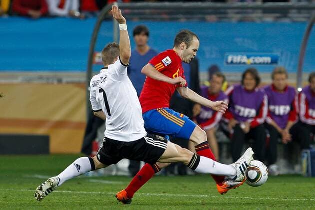 Bastian SCHWEINSTEIGER (GER, li. vs Andres INIESTA (ESP). x(4)xAndrexChacox xFotoarenax  (1103)