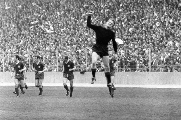 Torwart Sepp Maier (Bayern) - Torjubel Fußball Herren DFB Pokal Halbfinale 1966 1967, Pokalspiel, FC Bayern München - TSV 1860 München 3:1 Totale München Freude, Begeisterung,