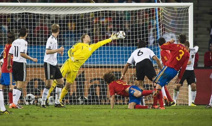 Carles PUYOL (ESP, Mi. Nr.5) erzielt per Kopf das entscheidende Tor zum 1:0 gegen Torwart Manuel NEUER (GER); Kopfballtor; Halbfinale, Match 62, Deutschland (GER) - Spanien (ESP) 0:1, am 07.07.2010 in Durban