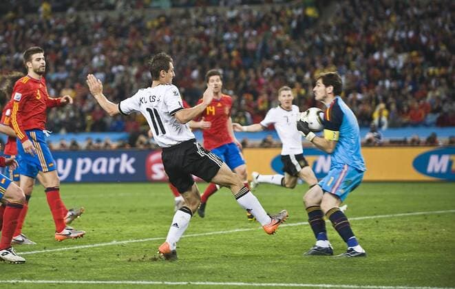 Parade von Torwart Iker CASILLAS, rechts, ESP, vor dem einschussbereiten Miroslav KLOSE, GER, Mitte,, Halbfinale, Match 62, Deutschland (GER) - Spanien (ESP) 0:1