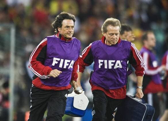 Mannschaftsarzt Dr. Hans-Wilhelm MUELLER-WOHLFAHRT (GER, l.) und Physiotherapeut Klaus EDER (GER) laufen mit Medizinkoffern zu ihren Einsatzort, Halbfinale, Match 62, Deutschland (GER) - Spanien (ESP) 0:1