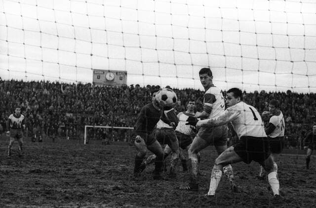 Torwart Günter Bernard (Bremen) kann dem Ball nur hinterher schauen Fußball 1. BL Herren Saison 1965 1966, FC Bayern München - SV Werder Bremen 3:1 Gruppe München Dynamik,