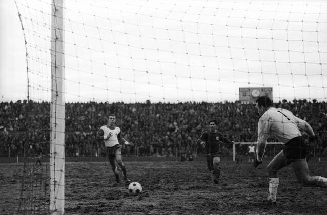 Torwart Günter Bernard (Bremen) eilt dem Ball entgegen, 2.v.re. Gerd Müller (Bayern) Fußball 1. BL Herren Saison 1965 1966, FC Bayern München - SV Werder Bremen 3:1 Totale München Dynamik,