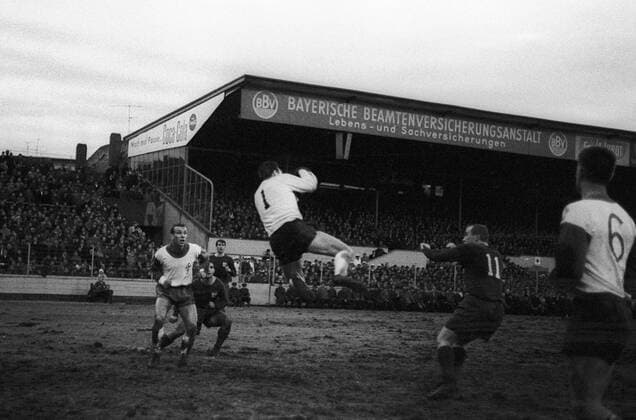 Torwart Günter Bernard (Bremen) pariert vor Dieter Brenninger (Bayern, 2.v.re.) Fußball 1. BL Herren Saison 1965 1966, FC Bayern München - SV Werder Bremen 3:1 Gruppe München Abwehr, Dynamik,