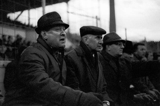 Trainer Zlatko Tschik Cajkovski (li.) und Manager Robert Schwan (2.v.li, beide Bayern) auf der Bank Fußball 1. BL Herren Saison 1965 1966, FC Bayern München - SV Werder Bremen 3:1 Gruppe München