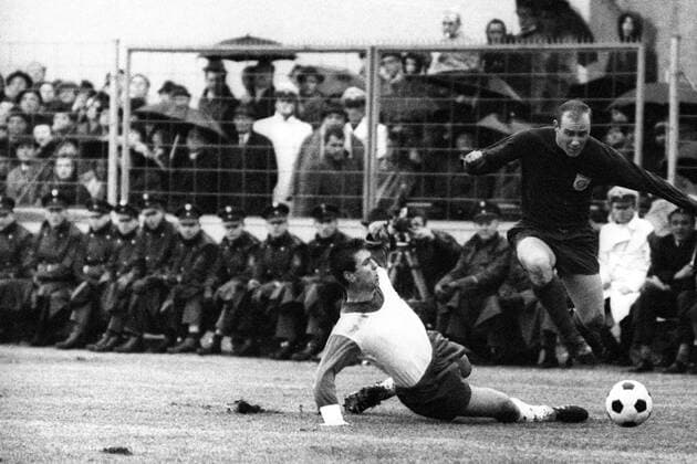 Dieter Brenninger (Bayern, re.) im Duell Fußball 1. BL Herren Saison 1965 1966, FC Bayern München - SV Werder Bremen 3:1 Gruppe München Dynamik, Kampf,