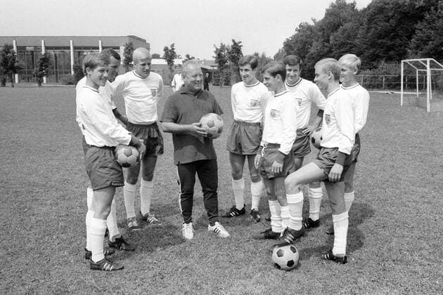 Trainer Zlatko Tschik Cajkovski (Bayern, 4.v.li.) mit Nachwuchsspielern Fußball 1. BL Herren Saison 1965 1966, FC Bayern München, Training, Jugend, Nachwuchs, Jugendförderung Nachwuchsförderung Gruppe München