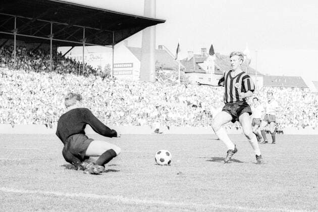 Fußball, Historie, Bayern Münchens erster Bundesliga-Sieg am 21.08.1965 Torwart Sepp Maier (Bayern) gegen Jürgen Grabowski (Frankfurt) Fußball 1. BL Herren Saison 1965 1966, FC Bayern München - Eintracht Frankfurt 2:0 Gruppe München
