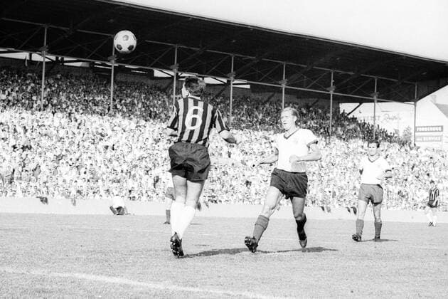 Fußball, Historie, Bayern Münchens erster Bundesliga-Sieg am 21.08.1965 Karl Borutta (2.v.re.) und Dieter Koulmann (re., beide Bayern) Fußball 1. BL Herren Saison 1965 1966, FC Bayern München - Eintracht Frankfurt 2:0 Gruppe München Dynamik,