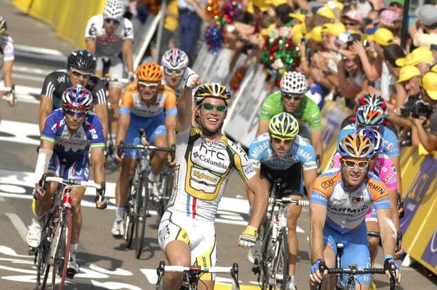 2010, Tour de France, Montargis - Gueugnon, Mark Cavendish (GBR HTC Columbia, Mitte) gewinnt die 6. Etappe der Tour de France 2010 vor Tyler Farrar (USA Garmin Transitions, re.)  o0 Etappensieg, Etappensieger Ziel, Jubel, Freude
